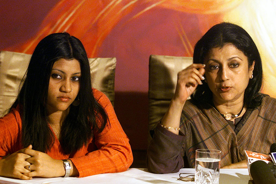 Konkona Sensharma (left) at a press conference for her film Mr and Mrs Iyer, directed by her mother Aparna Sen (right)
Image: Jayanta Shaw / Reuters