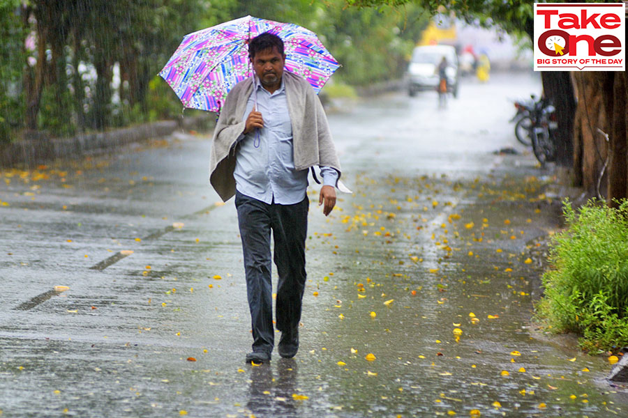 Indian Meteorological Department (IMD) had said, earlier, that monsoon rainfall will make its landfall on June 4, but it has been delayed so far.
Image: Sakib Ali/Hindustan Times via Getty Images