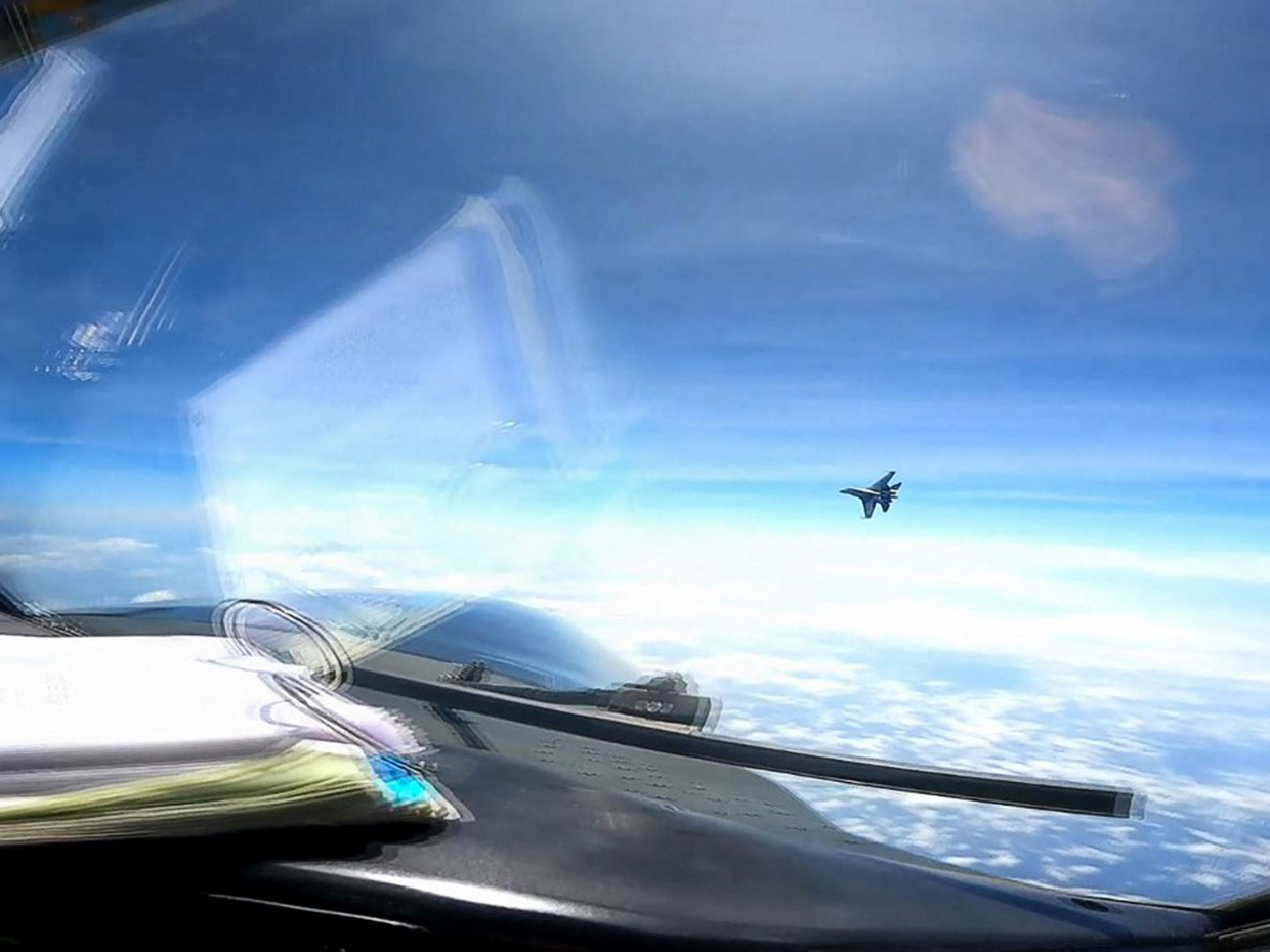 This screen grab made from a video taken on May 26, 2023, and released on May 30 by the US Indo-Pacific Command shows a J-16 fighter pilot from China flying in front of the nose of a US Air Force RC-135 aircraft over the South China Sea in international airspace. Image: Handout / DVIDS / AFP