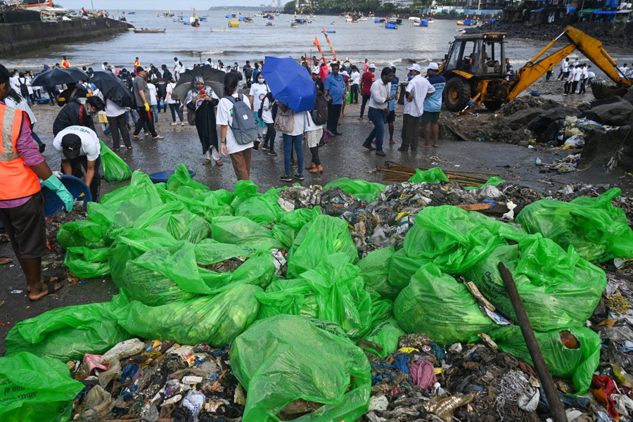 The Indian Government added its might to the plastic pollution mitigation effort by initiating the 75-day long “Swachh Sagar, Surakshit Sagar” initiative, under which 75 beaches nationwide were cleaned up. Image: Indranil Mukherjee / AFP
