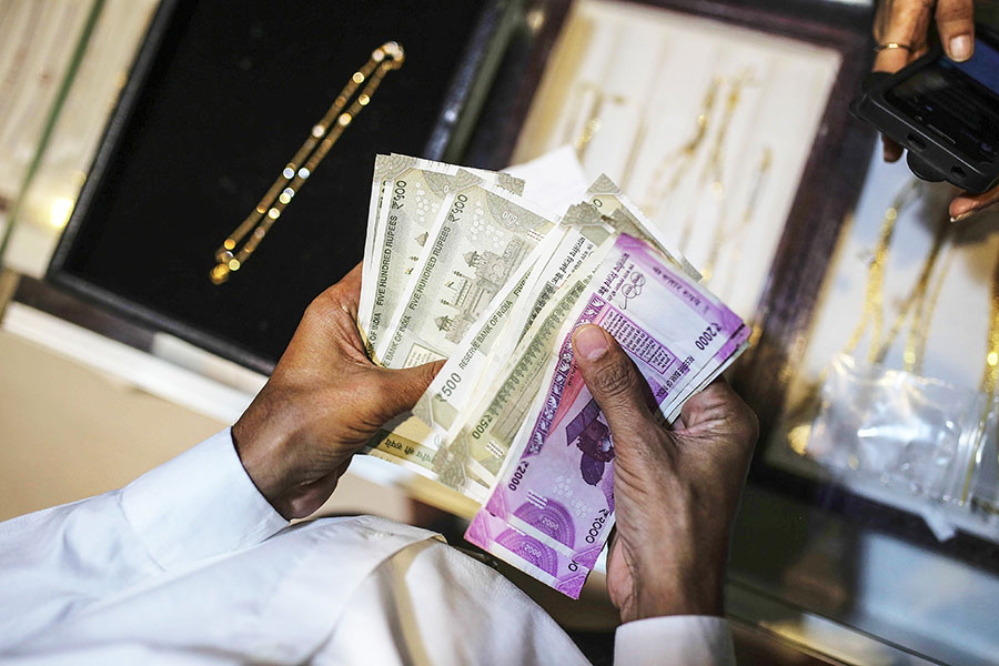 Many Indians exchanged old rupee notes for new ones with “strategic returns.”
Image: Dhiraj Singh/Bloomberg via Getty Images