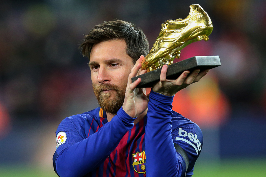 Lionel Messi holds the Golden Boot award aloft before the match with Deportivo de La Coruna at Camp Nou, Barcelona, Spain on December 17, 2017.