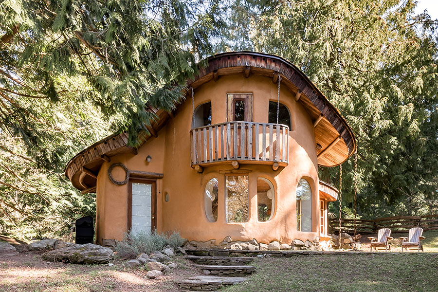 Cob Cottage, Mayne Island, British Columbia, Canada. Image credit: Airbnb