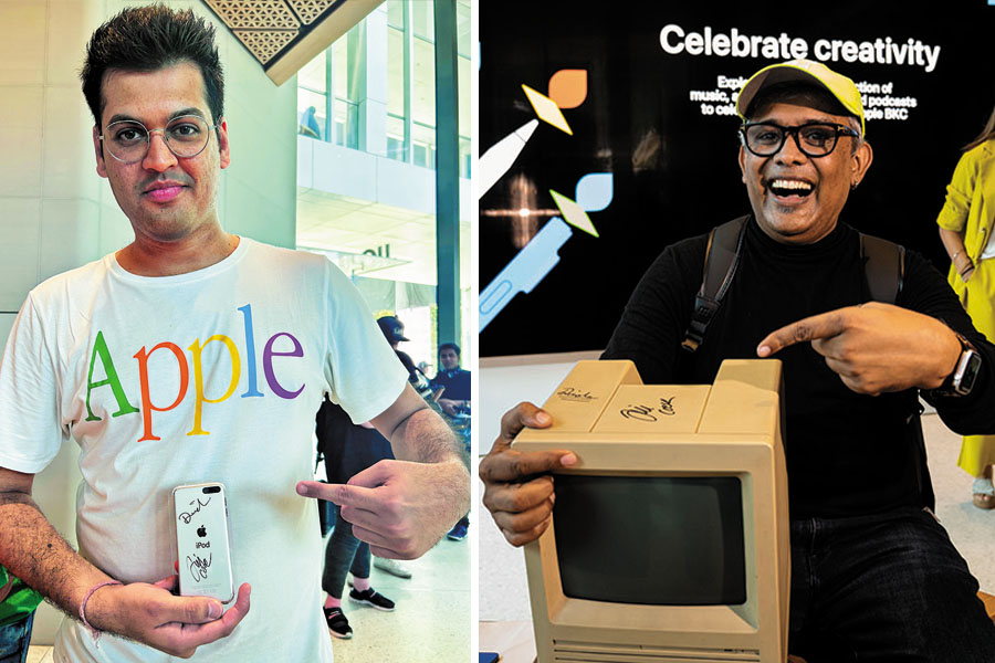 From left: Apple fanatics Purav Mehta and Sajid Moinuddin pose with their 'priceless possessions'; Image: Anshuman Poyrekar/HT via Getty Images