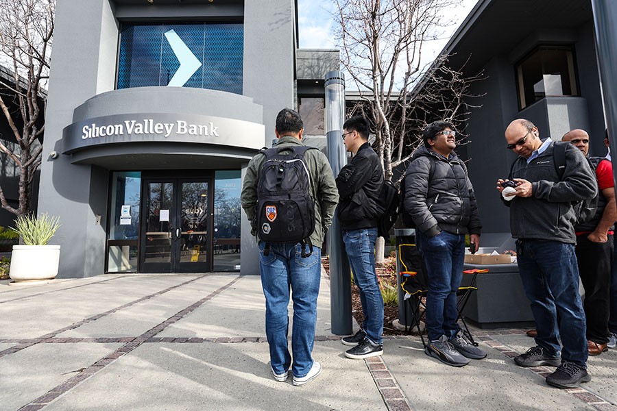SANTA CLARA, CALIFORNIA - MARCH 13: People line up outside of a Silicon Valley Bank office on March 13, 2023 in Santa Clara, California. Days after Silicon Valley Bank collapsed, customers are lining up to try and retrieve their funds from the failed bank. The Silicon Valley Bank failure is the second largest in U.S. history. Image: Justin Sullivan/Getty Images