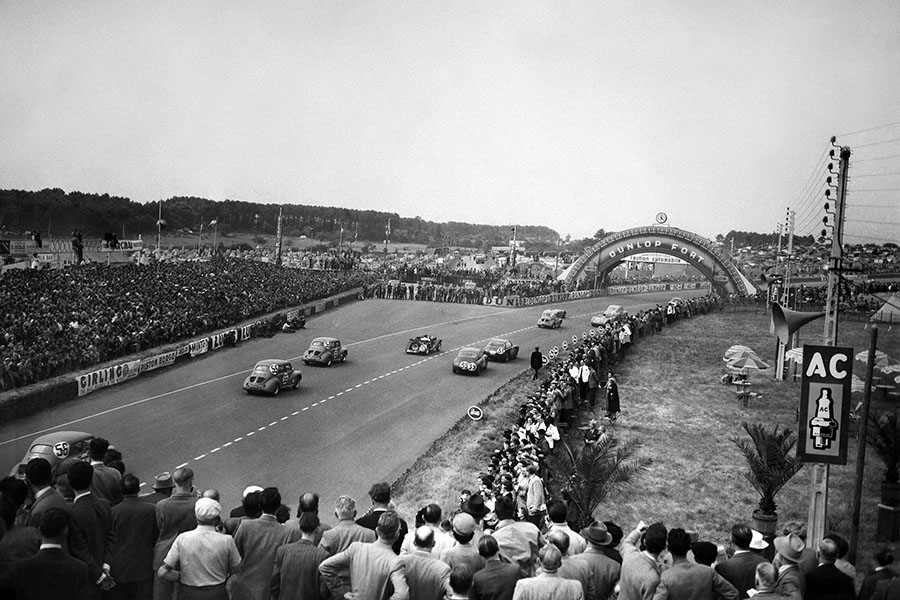 Race cars approach the Dunlop curve after the start of the 24 hours of Le Mans on June 14, 1952 Image: AFP©
