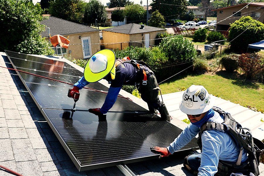 The nonprofit clean energy technologies GRID Alternatives employees install no-cost solar panels are installed on the rooftop of a low-income household on October 19, 2023 in Pomona, California.
Image: Mario Tama/Getty Images
