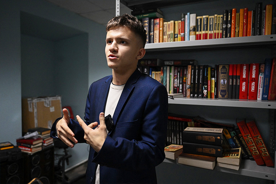 Dmitry Shestopalov, 18, talks to an AFP reporter while visiting the library named after English novelis George Orwell in Ivanovo, a city located some 250 km northeast of Moscow.
Image: Natalia Kolesnikova / AFP©