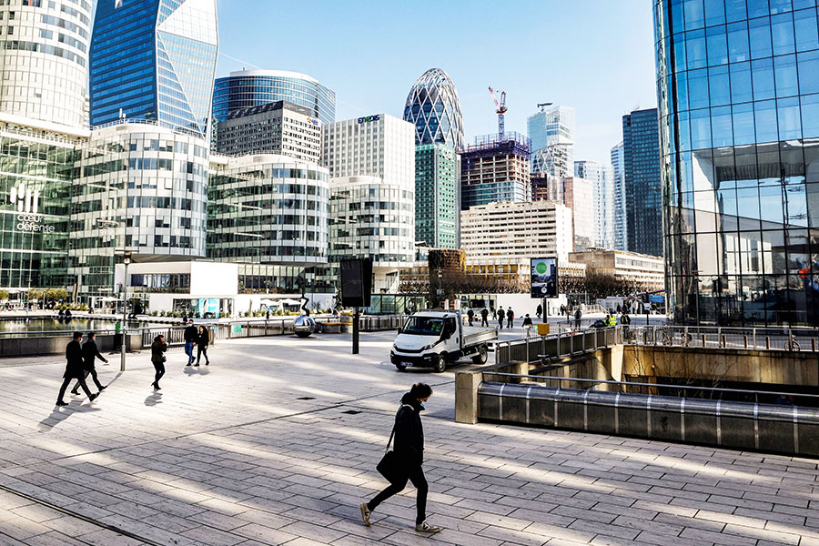 While occupancy rates have held up relatively well at La Defense, Paris's business district, the area will have more office space to fill as a number of new buildings are under construction. Image: Ludovic Marin / AFP©