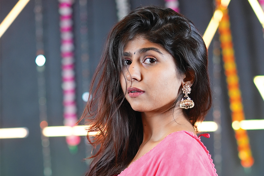 Chandni Bhabhda holds a law degree, is a mimicry artist, VJ, content creator and actor. 