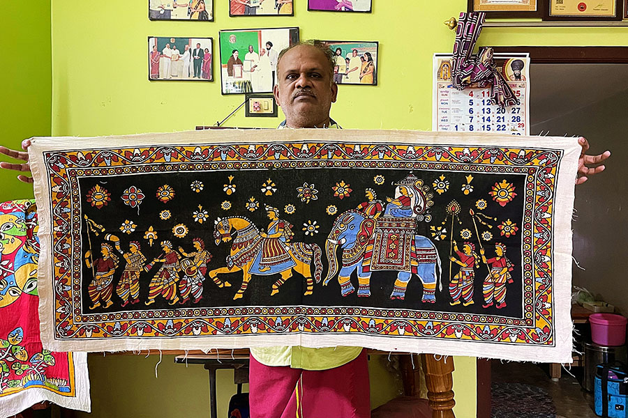 K Lakshmi Narayan showing a Kalamkari painting with a scene from a royal procession at his residence and workshop in Sikalnayakanpet, Thiruppanandal in Tamil Nadu. Image: Veidehi Gite 