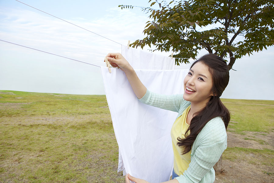 A survey reveals that hanging out laundry can be a relaxing activity for many people.
Image: Shutterstock
