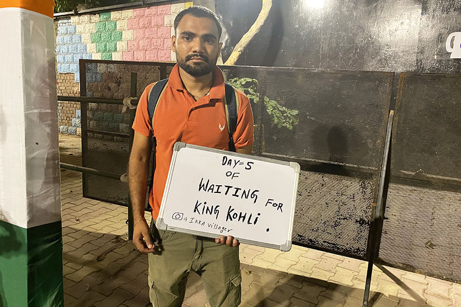 Ikka, a die-hard Kohli fan, was waiting outside the stadium at 9 pm with a board reading “Day 5 of waiting for King Kohli” in his hand. He reached there at 5 pm and wasn’t willing to go even after the practice session concluded.
Image: Mohsin Kamal