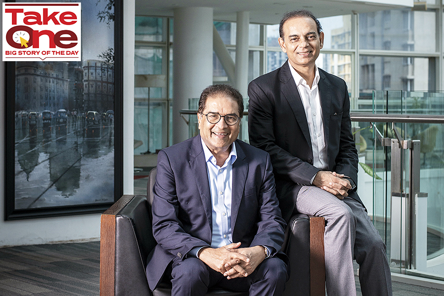 
(L to R) Raamdeo Agrawal and Motilal Oswal.
Image: Bajirao Pawar for Forbes India