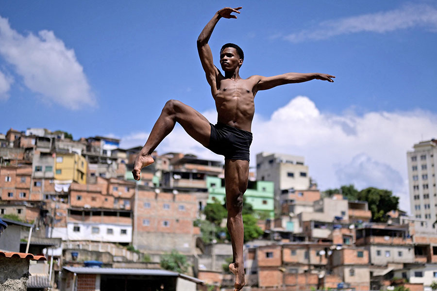 Brazilian dancer Dyhan Cardoso dances at the Aglomerado da Serra favela in Belo Horizonte, Brazil.
Image: Douglas Magno / AFP©