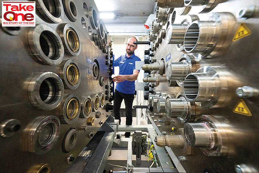 An employee at a German plant prepares a test bench for end-of-line testing of a fuel cell drive system for generating electricity from hydrogen in vehicles. The so-called fuel cell power module (FCPM) is used primarily in commercial vehicles
Image: Marijan Murat / Picture Alliance via Getty Images 