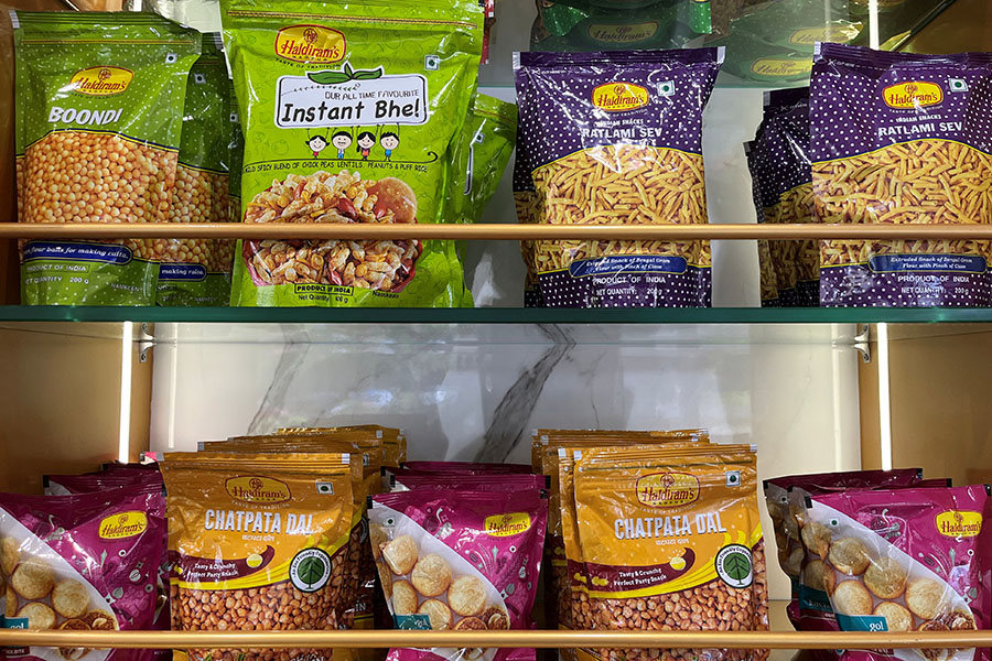 A view shows packets of snacks on the shelves inside a Haldiram's restaurant in Mumbai, India, September 6, 2023. Image: REUTERS/M. Sriram