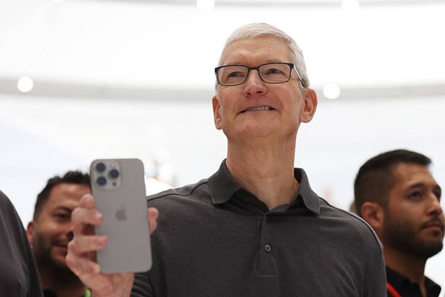 Apple CEO Tim Cook holds up a new iPhone 15 Pro during an Apple event on September 12, 2023 in Cupertino, California. Image: Justin Sullivan/Getty Images/AFP
