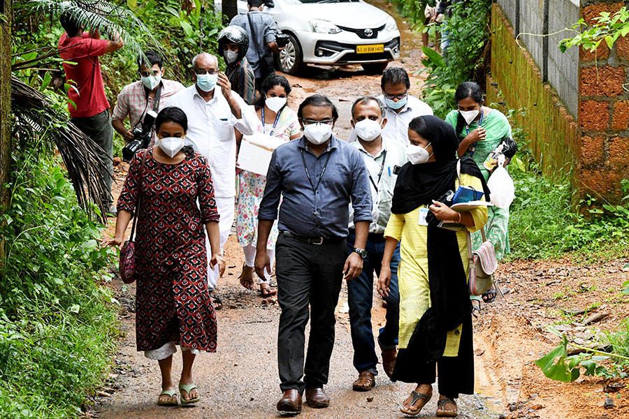Members of a medical team from Kozhikode Medical College carry areca nut and guava fruit samples to conduct tests for Nipah virus in Maruthonkara village in Kozhikode district, Kerala, India on September 13, 2023. Image: Reuters/Stringer  