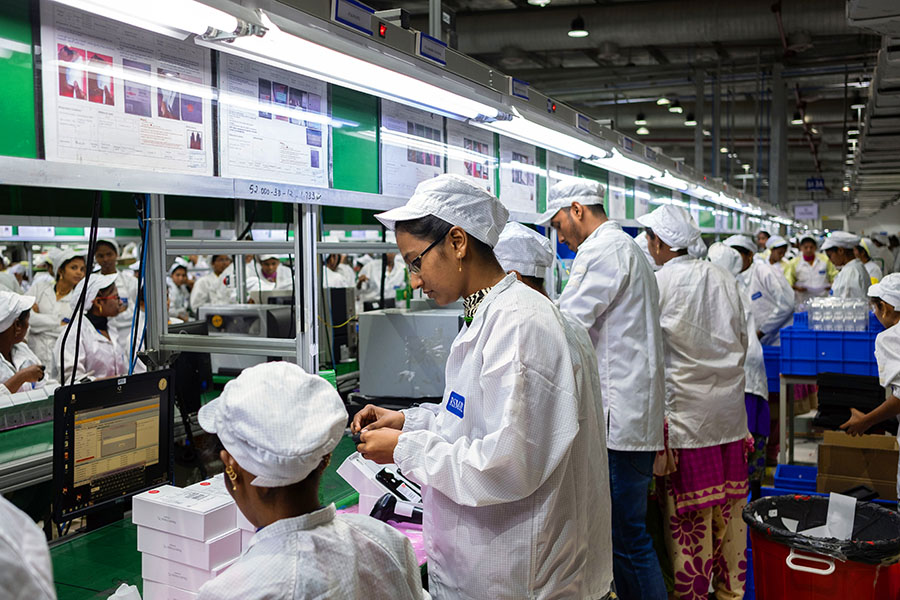 Employees test mobile phones on an assembly line in the mobile phone plant of Rising Stars Mobile India Pvt., a unit of Foxconn Technology Co., in Sriperumbudur, Tamil Nadu, India. Image: Karen Dias/Bloomberg via Getty Images