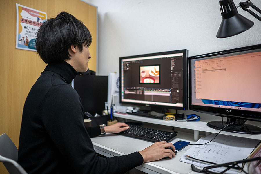 Instructor Yuki Kawai working at the animation studio Shake Hands in Kyoto Instructor Yuki Kawai working at the animation studio Shake Hands in Kyoto
Image: Philip Fong / AFP©