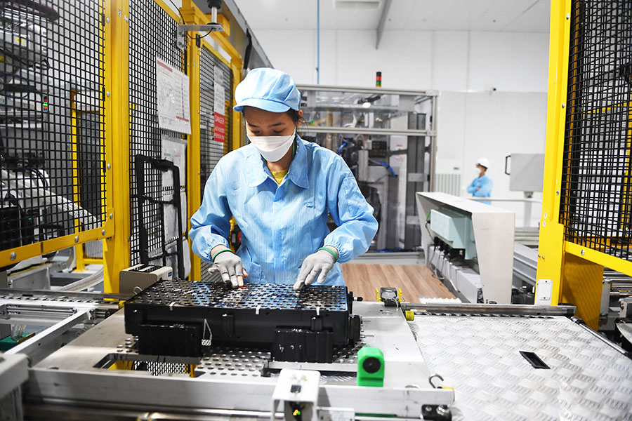 A worker assembles an electric car battery inside the battery pack shop at the electric automobile plant of VinFast in Haiphong, Vietnam. Image: Nhac Nguyen / AFP)