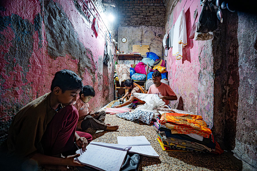 A family of six lives together in a 100-square-foot house in Dharavi. Image: Mexy Xavier