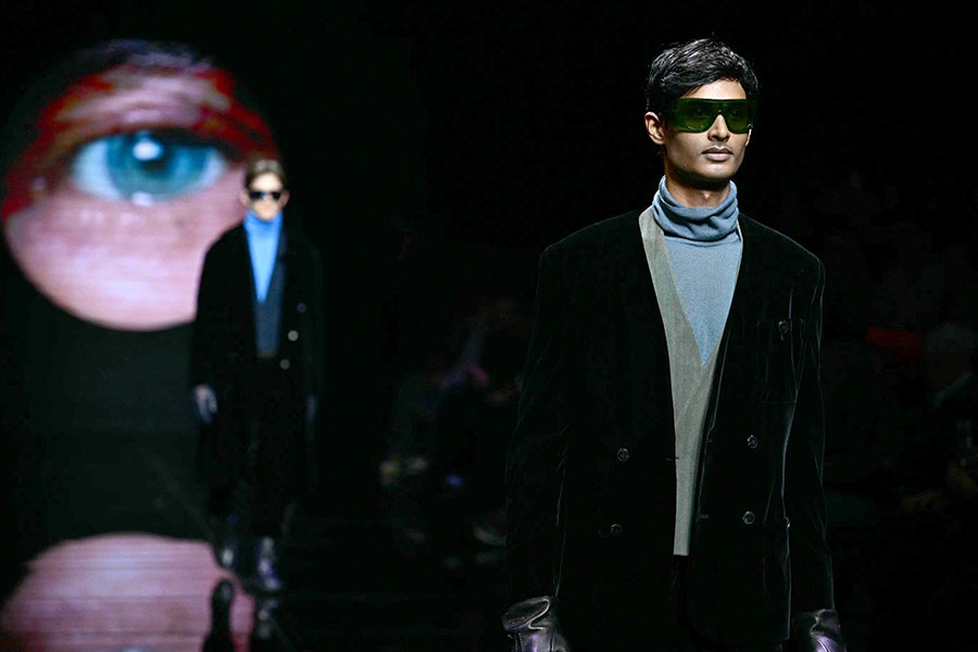 A model walks the runway at the Giorgio Armani collection show during the Milan Fashion Week Menswear Autumn/Winter 2024/2025 on January 15, 2024 in Milan.
Image: Gabriel Bouys / AFP©