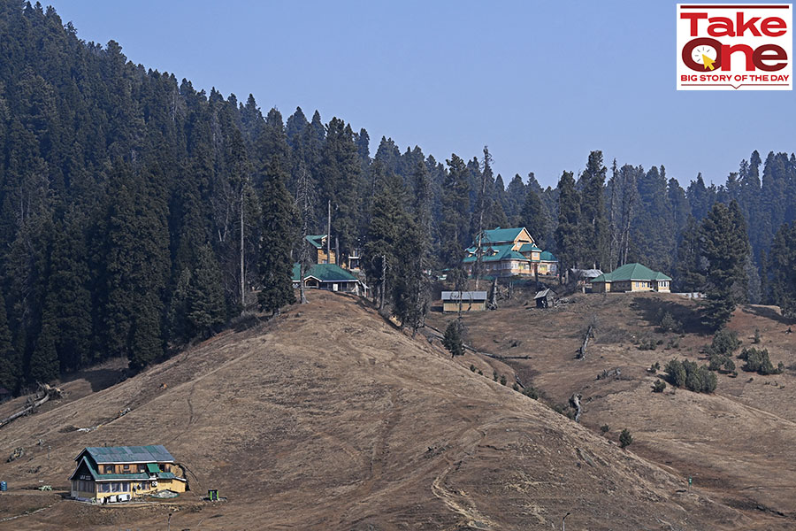 This photograph taken on January 17, 2024, shows snowless ski resorts and ski slopes that are usually covered in snow at this time of the year in Gulmarg, Kashmir. Image: Tauseef Mustafa/AFP 