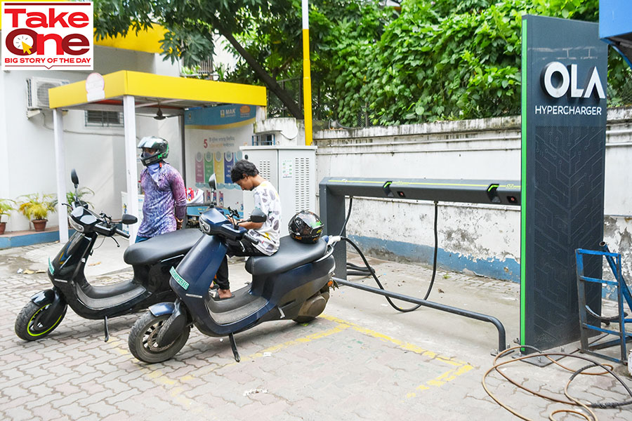 People are seen charging their electric scooters at An OLA electric vehicle hyper charging station as seen in Kolkata , India. Image: Debarchan Chatterjee/NurPhoto via Getty Images 