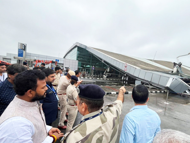 Photo of the day: Delhi airport roof collapse