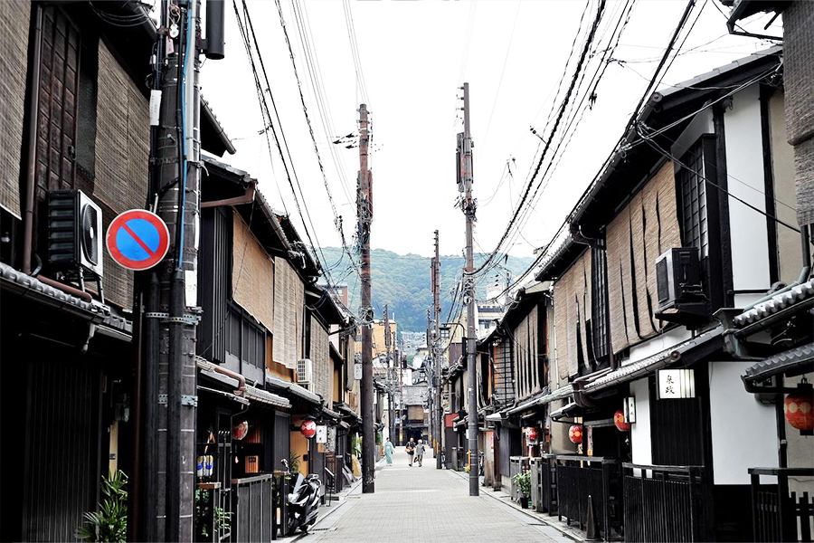 Visitors will be banned from entering private alleys in Kyoto's famous geisha district Gion. Visitors will be banned from entering private alleys in Kyoto's famous geisha district Gion.
Image: AFP Photo / Philippe Lopez©