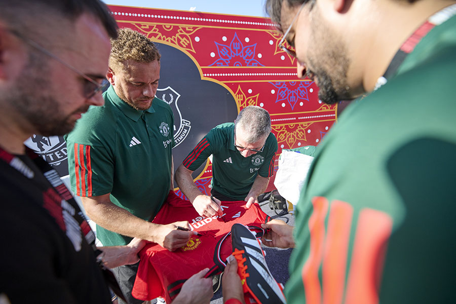 Wes Brown (L) and Denis Irwin (R) signing T-shirts for fans. 
Image: Courtesy Manchester United 