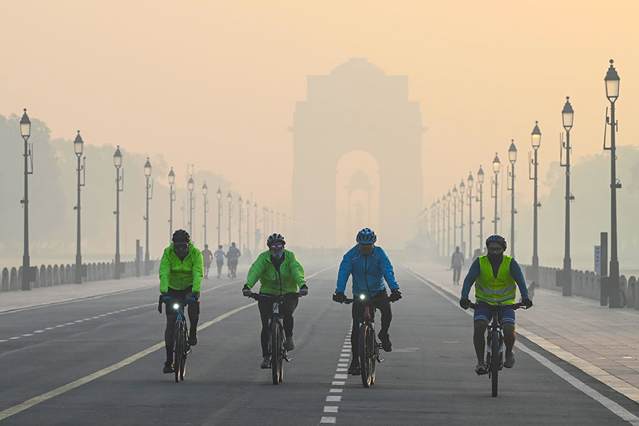 (File) A group of cyclists seen during a cold and hazy morning at Kartavya Path in New Delhi, India. Image: Arvind Yadav/Hindustan Times via Getty Images